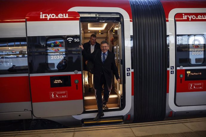 Llegada del primer tren comercial de Iryo a la Estación de Valencia Joaquín Sorolla, en la que han llegado, el 'president' de la Generalitat, Ximo Puig, y el presidente de iryo, Carlos Bertomeu