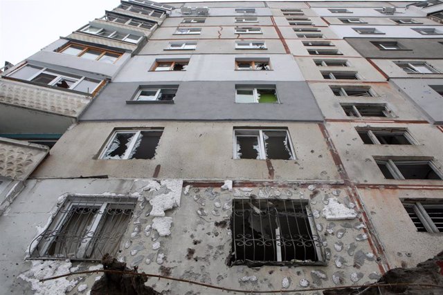 Archivo - Impactos en un edificio de la ciudad ucraniana de Jarkov