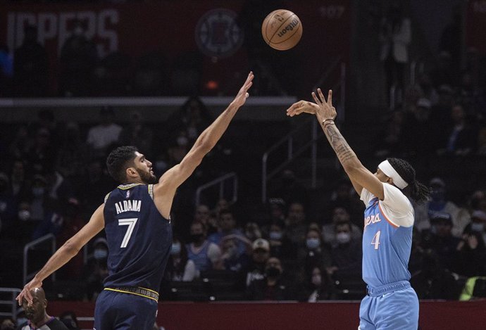 Archivo - 08 January 2022, US, Los Angeles: Memphis Grizzlies player Santi Aldama (L) and Los Angeles Clippers player Brandon Boston Jr. battle for the ball during the NBA basketball match between Los Angeles Clippers and Memphis Grizzlies at Crypto.com