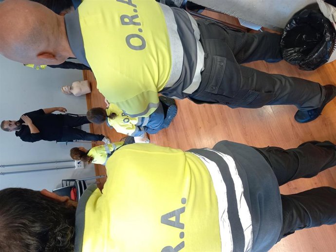 Uno de los momentos de la clase teórica que han recibido los empleados de la ORA.