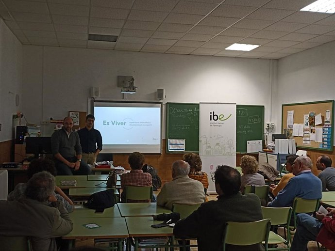 El director general de Energía y Cambio Climático, Pep Malagrava, explica el proyecto de autoconsumo compartido a vecinos de El Viver.