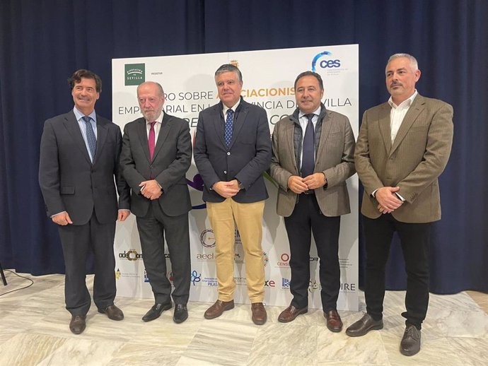 Los presidentes de la Diputación y de la CES, junto a otros representantes de entidades empresariales locales y provinciales, en un foro de Mairena del Alcor.