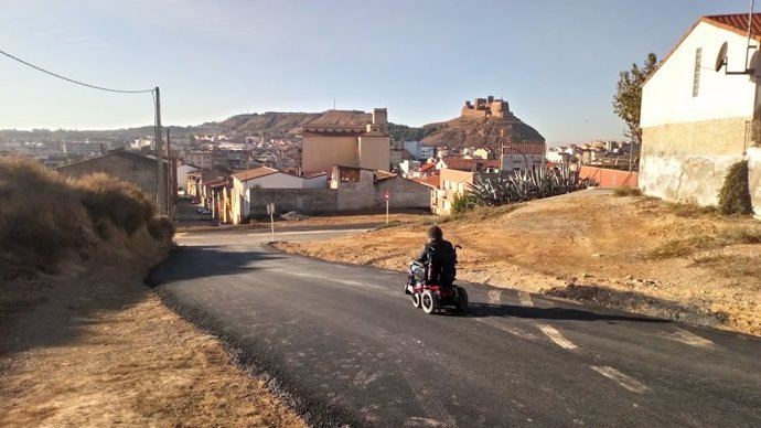 Archivo - Una persona en silla de ruedas por una carretera.