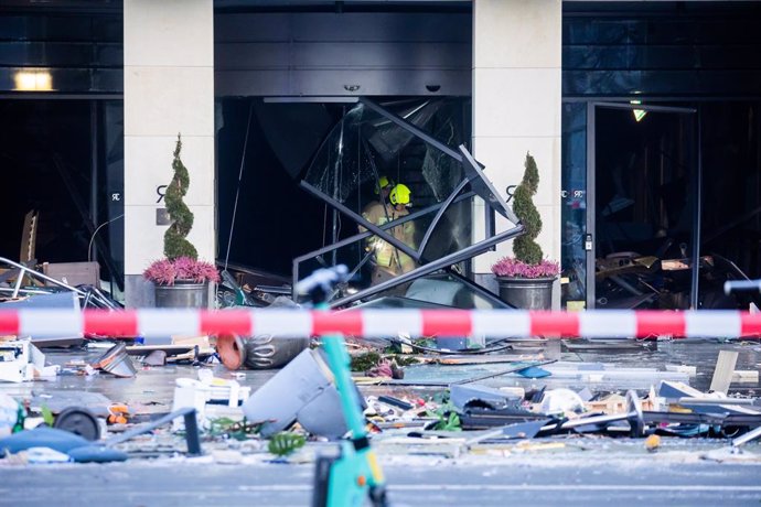 16 December 2022, Berlin: Firefighters inspect debris at a hotel on Karl-Liebknecht street after a large aquarium had sprung a leak. Water poured out onto the street. Photo: Christoph Soeder/dpa