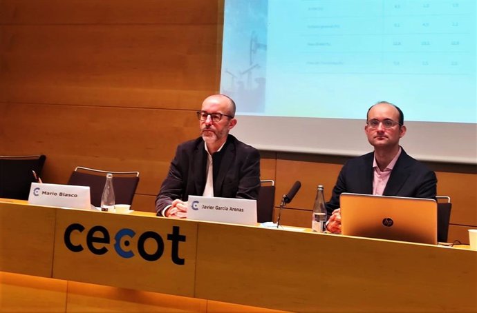 Moment de la trobada amb l'economista snior de CaixaBank Research Javier García