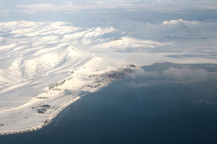 Archivo - Fotografía aérea de una zona costera de las Islas Svalbard