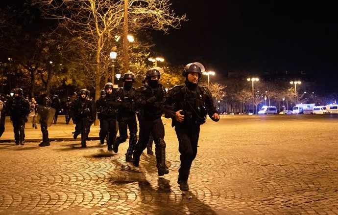 Despliegue de las fuerzas de seguridad en París tras la semifinal del Mundial de fútbol entre Francia y Argentina