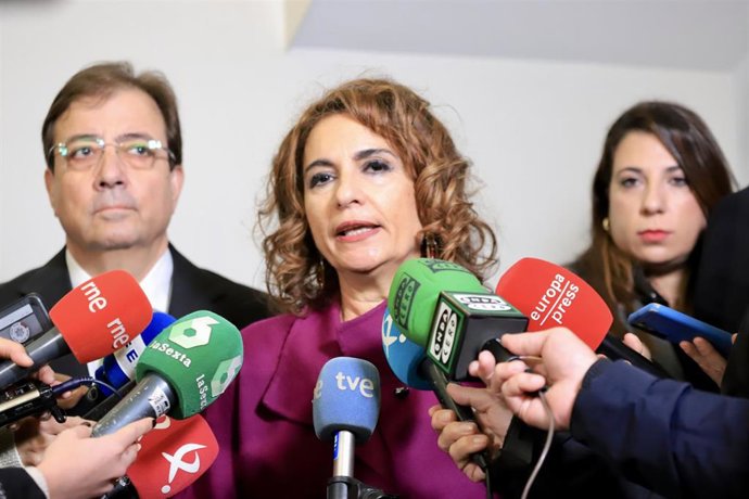 La ministra de Hacienda y Función Pública, María Jesús Montero, atiende a los medios de comunicación.