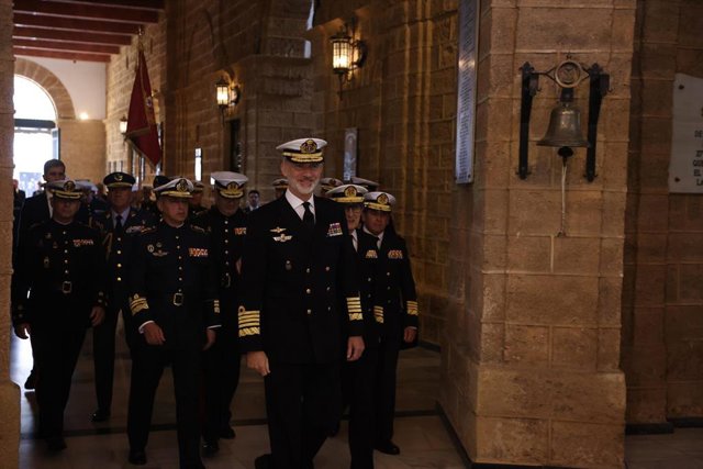 El Rey Felipe VI a su llegada al Acuartelamiento San Carlos en el municipio gaditano de San Fernando.