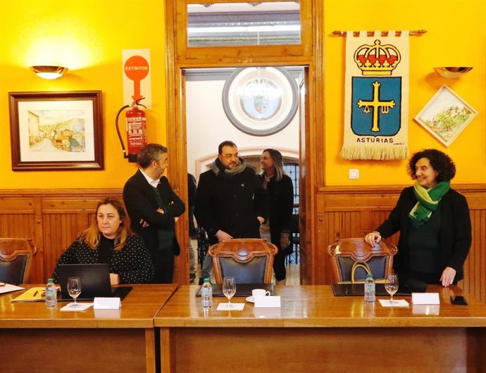 El presidente Adrián Barbón entrando a la reunión del Consejo de Gobierno celebrada en Aller
