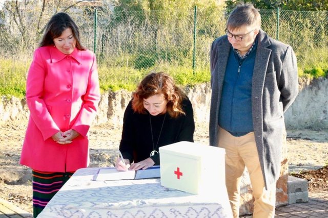 La consellera, Patricia Gómez, junto a la presidenta del Govern, Francina Armengol, y el alcalde de Montuïri, Joan Verger, en el acto de colocación de la primera piedra de la Unidad Básica de Salud del municipio.