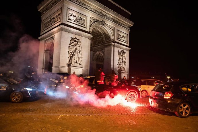 Imágenes de los disturbios en París tras el Francia-Marruecos del Mundial de Catar