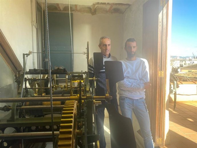 Los relojeros de Cort, Biel Juli y Toni Juli, al lado del engranaje del mismo.