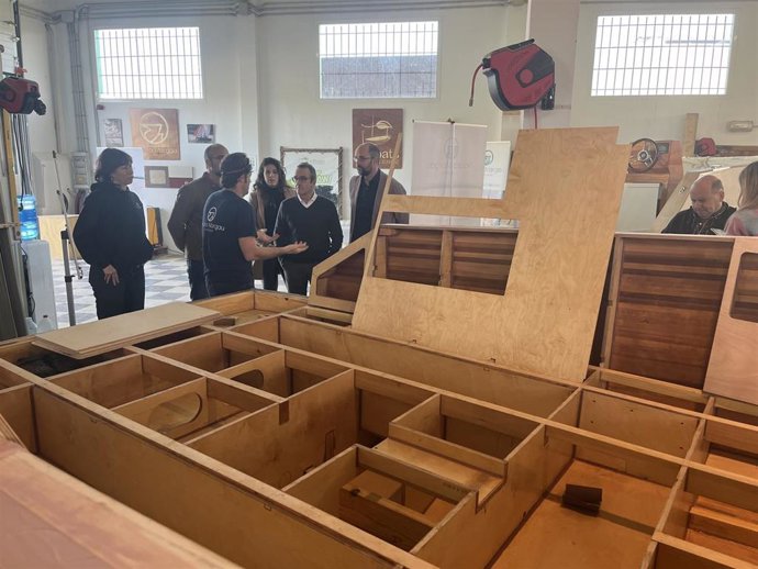 El vicepresidente y conseller de Transición Energética, Sectores Productivos y Memoria Democrática, Juan Pedro Yllanes, y el director general de Energía y Cambio Climático, Pep Malagrava, visitan una empresa de electrificación de embarcaciones.