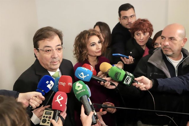 El presidente de la Junta de Extremadura, Guillermo Fernández Vara, atiende a los medios en Cáceres