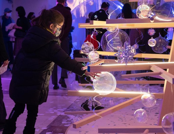 Niña en una exposición de Navidad