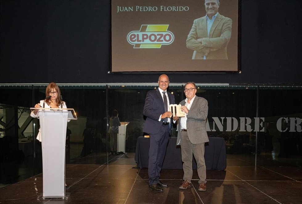 El director de Operaciones de El Pozo Alimentación, Juan Pedro Florido, recibe el premio PronosPorc de manos de Carmel Mdol, secretario de Alimentación del departamento de Acción Climática, Alimentación y Agenda Rural de la Generalitat de Catalunya