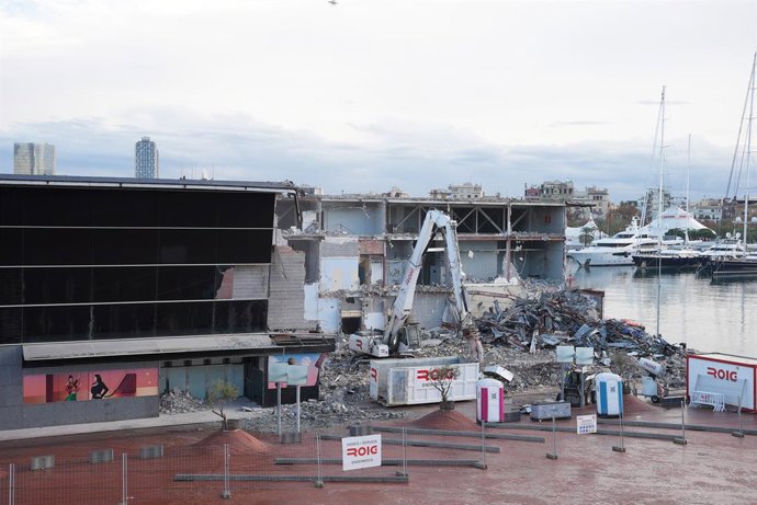 Obres de demolició de l'edifici Cinesa