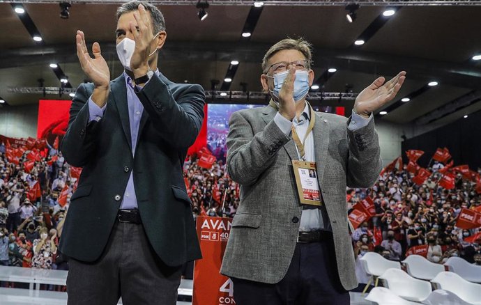 Archivo - El presidente del Gobierno y secretario general del PSOE, Pedro Sánchez (i) y el presidente de la Comunidad Valenciana, Ximo Puig,en imagen de archivo. 