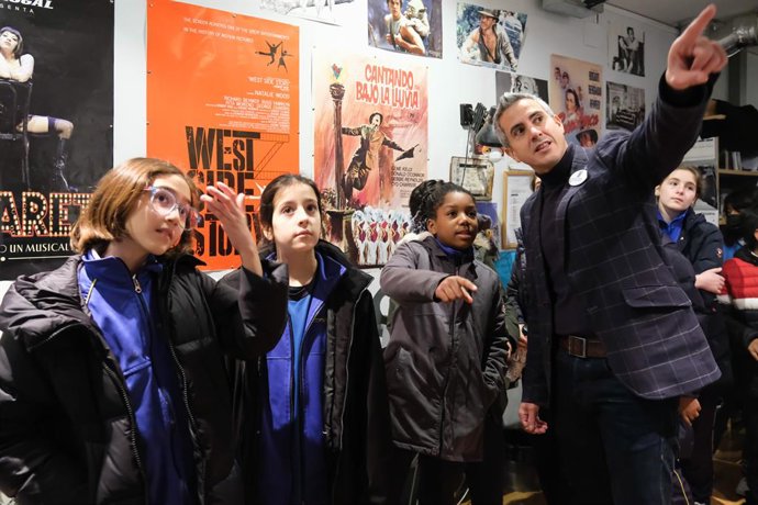 El vicepresidente de Cantabria y consejero de Cultura, Pablo Zuloaga, acompaña a un grupo de escolares a una visita a la Filmoteca de Cantabria