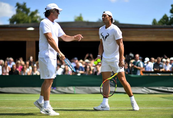 Archivo - Rafa Nadal junto a Francis Roig en Wimbledon 2019