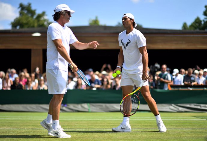 Archivo - 11 July 2019, England, London: Spanish tennis player Rafael Nadal (R) and coach Francisco Roig take part in a practice session on day ten of the 2019 Wimbledon Grand Slam tennis tournament at the All England Lawn Tennis and Croquet Club. Photo