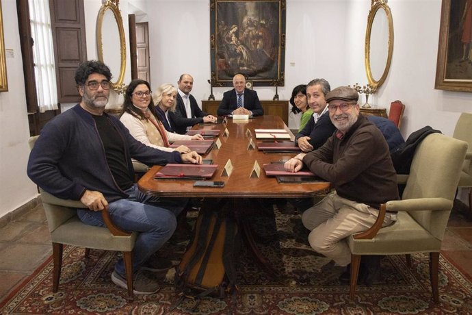 El presidente de la Diputación de Córdoba, Antonio Ruiz (centro), en la firma con colectivos de la provincia.