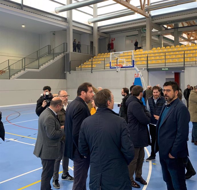 El alcalde de Valladolid, Óscar Puente, el concejal de Participación Ciudadana y Deportes, Alberto Bustos, y otros representantes municipales, en el nuevo polideportivo del Barrio de las Delicias.