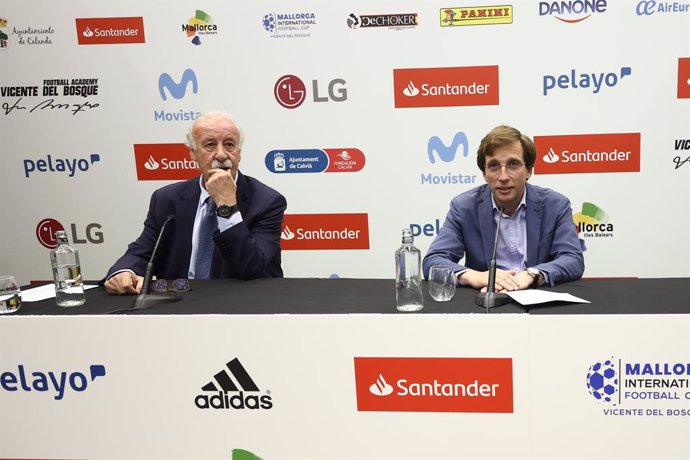 Archivo - Vicente del Bosque and Jose Luis Martinez Almeida, Mayor of Madrid,  are seen during the the presentation of Academy Vicente del Bosque at Santander Work Center on May 26, 2022, in Madrid Spain.