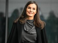 La Reina Letizia enamora con botas mosqueteras y un invernal vestido de estreno que es pura inspiración