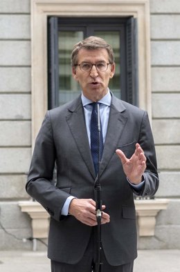 El presidente del PP, Alberto Núñez Feijóo, ofrece declaraciones a los medios, durante el acto institucional por el Día de la Constitución, en el Congreso de los Diputados, a 6 de diciembre de 2022, en Madrid (España). 