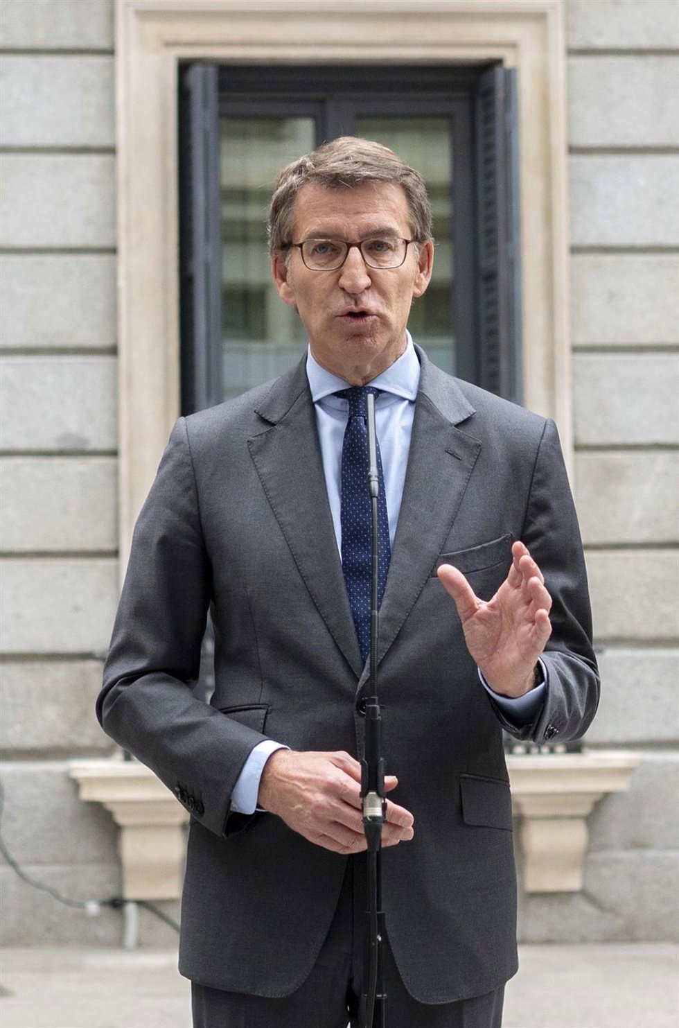 El presidente del PP, Alberto Núñez Feijóo, ofrece declaraciones a los medios, durante el acto institucional por el Día de la Constitución, en el Congreso de los Diputados, a 6 de diciembre de 2022, en Madrid (España). 