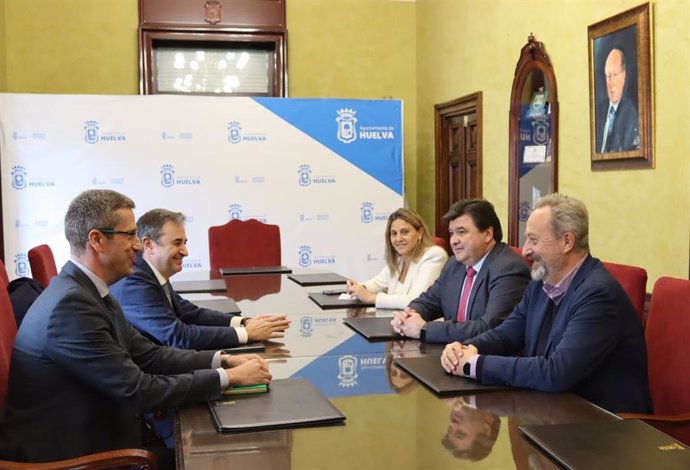 Runión entre representantes de Endesa y el alcalde de Huelva, Gabriel Cruz.