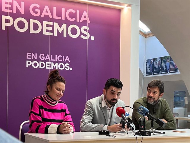 El coordinador de Podemos Galicia, Borja San Ramón, junto al diputado Antón Gómez-Reino y Verónica Hermida, tras ser elegidos en primarias de la formación morada.