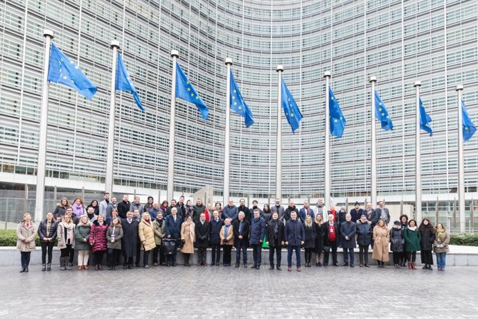 Foto de familia con representantes de la Universidad Europea de Ulysseus en Bruselas, entre ellos, el rector de la US, Miguel Ángel Castro.