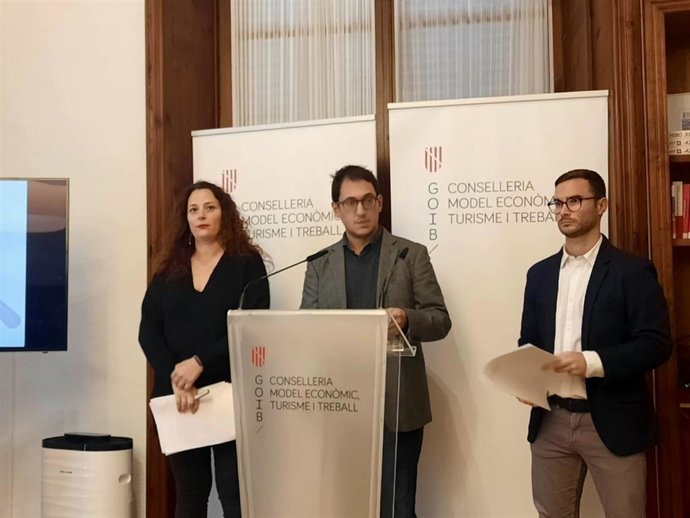 El conseller de Modelo Económico, Turismo y Trabajo, Iago Negueruela, junto con la directora general de Trabajo y Salud Laboral, Virginia Abraham, y el director del Ibassal, Rubén Castro.