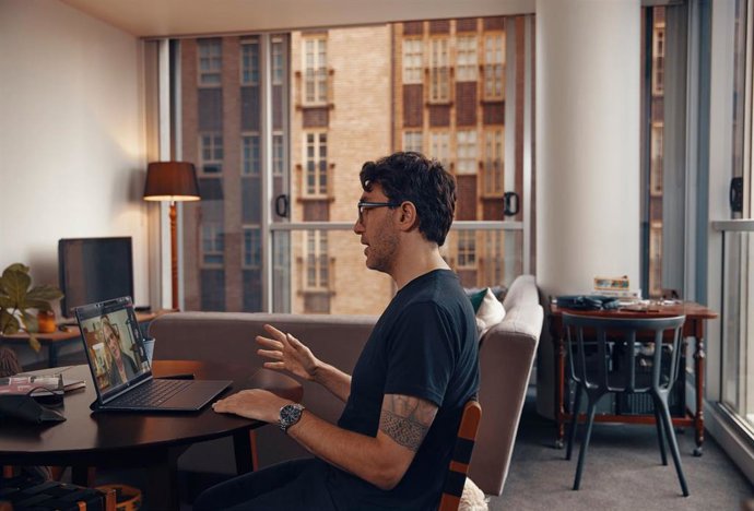 Persona manteniendo una reunión digital en su ordenador portátil