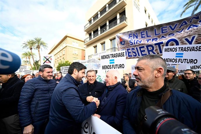 El presidente del Gobierno regional, Fernando López Miras, y el consejero de Agua, Antonio Luengo, en la concentración