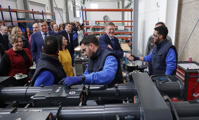 Ximo Puig visita el nuevo centro de formación de Stadler Rail Valencia
