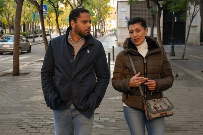 El líder de Vox a Catalunya, Ignacio Garriga, passeja pel Raval de Barcelona amb una vena del barri.