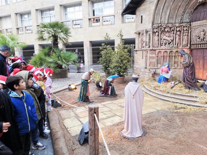 Villancicos infantiles inauguran un año más el Belén Monumental de Logroño, que estará abierto hasta el 8 de enero