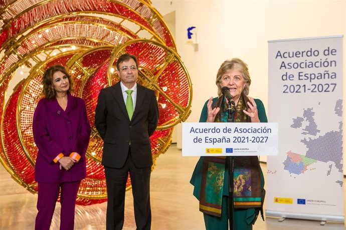 La comisaria se Cohesión y Reformas de la Unión Europea (UE), Elisa Ferreira, junto a la ministra de Hacienda, María Jesús Montero,  y el presidente de la Junta de Extremadura, Guillermo Fernández Vara
