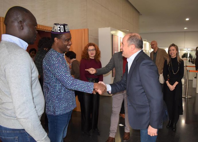 El alcalde en las jornadas sobre migración 'Periferia', organizadas en la casa de la cultura 'José Saramago' de la capital.