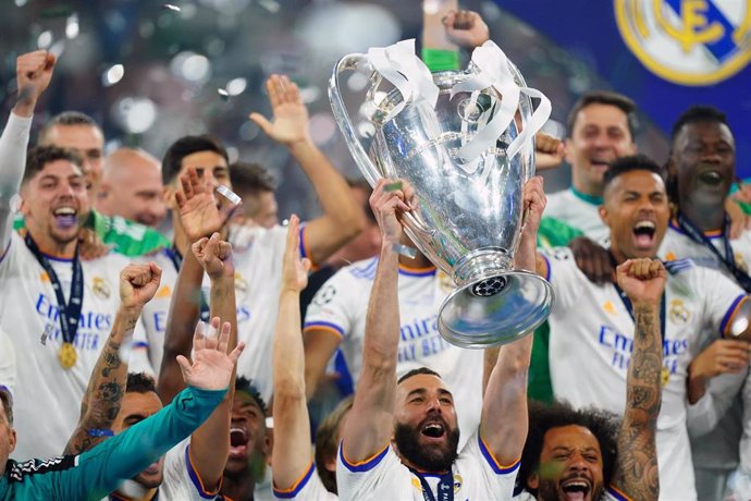 Archivo - El Real Madrid levanta el trofeo de campeón de Europa de la temporada 2021-2022