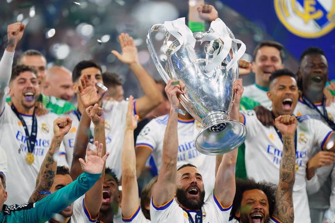 Archivo - 28 May 2022, France, Paris: Real Madrid's Karim Benzema lifts the trophy after the UEFA Champions League final soccer match between Liverpool FC and Real Madrid CF at the Stade de France. Photo: Adam Davy/PA Wire/dpa