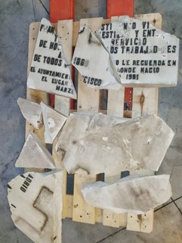 Archivo - Placa dañada que fue retirada de la antigua fachada de la vivienda donde residió el que fuera presidente de la II República Francisco Largo Caballero.
