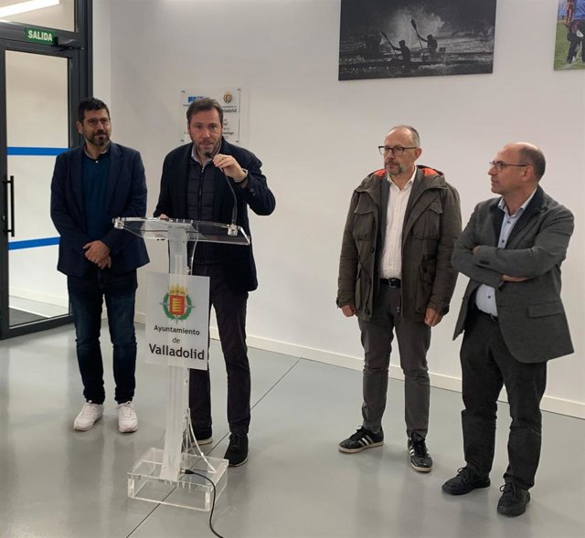 El alcalde de Valladolid, Óscar Puente, interviene en un acto junto a varios concejales de su equipo de Gobierno.