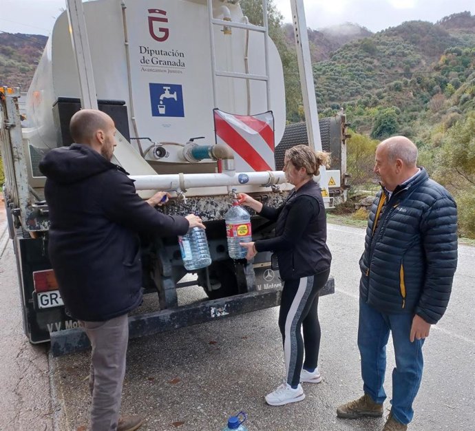 Camión cisterna de agua potable para Ízbor