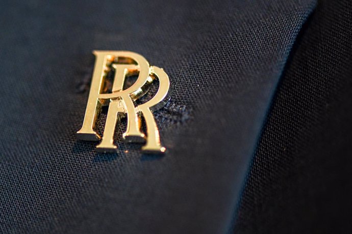 Archivo - FILED - 12 March 2021, Baden-Wuerttemberg, Friedrichshafen: A badge with the logo of Rolls-Royce is seen attached to a jacket of an attendee during the company's annual online financial press conference. Photo: Felix Kstle/dpa