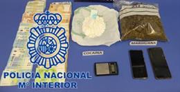 Droga, dinero y otros efectos ocupados a los dos supuestos traficantes.